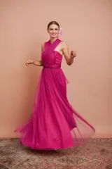 Vestido largo color fucsia de micro tul, strapless y multi posición.