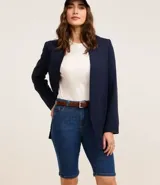 Bermuda femenina confeccionada en jeans, modelo new ciclista, con trabillas en la cintura, bolsillos y cierre delantero con botón y cremallera.