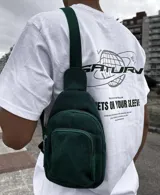 Riñonera verde oscuro de pana con correa ajustable.