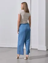 Pantalón capri de lyocell celeste, corte wide leg, con pretina elástica ajustable con lazo y bolsillos delanteros.
