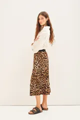 Falda midi plisada con estampado animal print de leopardo en tonos marrones y negros, con cintura elástica negra.
