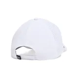 Gorro tipo trucker blanco con visera curva, cordón negro decorativo en la base de la corona y paneles traseros de malla. Presenta un logo frontal bordado que combina el símbolo de Under Armour con dos palos de golf cruzados.