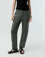 Pantalón crop de gabardina color gris oscuro, con pierna recta, cintura elastizada, cierre metálico y broche niquel en cartera. Tiene bolsillos a los costados y un bolsillo plaqué en la espalda.