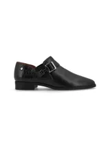 Zapato marrón de cuero liso con detalle de cuero croco en el talón. Tiene hebilla metálica lateral, elásticos laterales y taco bajo.