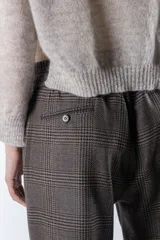 Pantalón de vestir a cuadros marrones y grises, de corte recto y tiro alto, con cintura elástica ajustable con cordón.