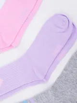 Pack de 3 medias cortas en tonos gris, lila y rosa, con diferentes diseños.