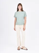 Remera blanca de corte recto y mangas cortas.