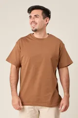 Remera gris de corte clásico y mangas cortas.