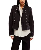 Chaqueta negra de estilo militar, corte cropped y cuello mao, con doble botonadura de botones metálicos plateados.