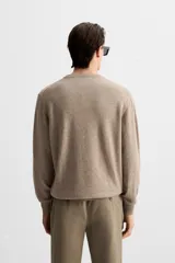 Jersey de hombre color beige, de cashmere, corte regular, cuello redondo y manga larga.