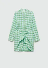 Vestido corto camisero con estampado de cuadros verdes y celestes, cuello mao, mangas largas abotonadas y lazo en la cintura.