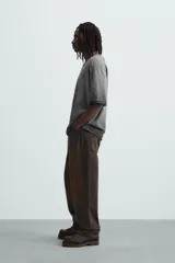 Camiseta gris de punto con efecto lavado, corte holgado, cuello redondo y mangas cortas.