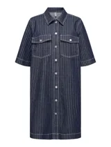 Vestido camisero midi de denim azul con rayas verticales blancas, cuello camisero, mangas 3/4, cierre frontal con botones y dos bolsillos de parche en el pecho.