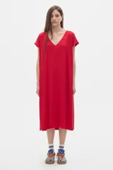 Vestido midi rojo de corte amplio con escote en V y mangas cortas. Presenta tajos laterales.