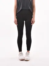 Calza deportiva negra de tiro alto, ajustada al cuerpo.