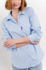 Camisa celeste de algodón con corte clásico, manga larga y bolsillo en el pecho.