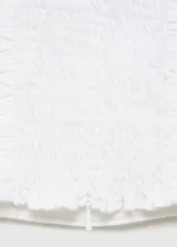 Top blanco palabra de honor con panel nido de abeja, diseño crop, tejido 100% de lino, cierre de cremallera invisible en la parte posterior y diseño drapeado.