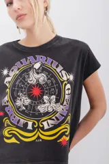 Remera negra de algodón con estampa esotérica en el frente con detalles en foil y tinta a contratono.