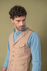 Chaleco con solapa en lana, color marrón, con botones frontales y bolsillo decorativo.