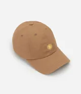 Gorra color marrón claro de sarga con asa curva, ajuste trasero y bordado de un sol amarillo en el frente.
