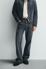Pantalón de jean de tiro medio, color gris oscuro con efecto lavado, corte ajustado en la parte superior y acampanado desde la rodilla, con cinco bolsillos y cierre frontal con cremallera y botón.