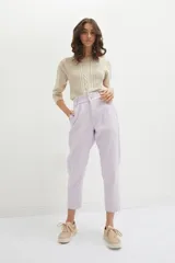 Pantalón de jean estilo baggy, color lila claro, con tiro alto y cierre de botones.