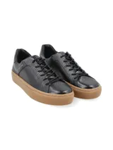 Sneaker de cuero vacuno con estampado de camuflaje y suela marrón.