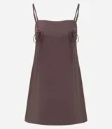 Vestido corto de viscosa color verde oliva, de corte recto y holgado, con escote cuadrado y breteles finos.