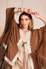 Kimono marrón con bordado de flores a tono, guarda decorativa y flecos largos.