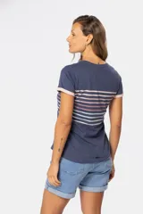 Remera azul con rayas horizontales en tonos rosa, celeste y blanco.