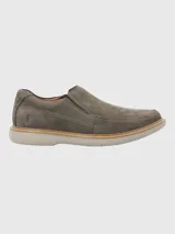 Zapato de cuero color marrón, con elásticos laterales y suela de goma EVA.