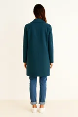 Tapado de manga larga con estampado de pata de gallo en tonos blanco y negro, con solapa y cierre de un botón.