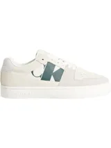 Zapatillas urbanas Calvin Klein Jeans color blanco con detalles en gris y logo CK en verde oscuro.