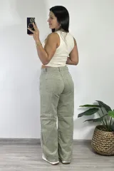 Pantalón de jean verde claro, corte ancho, tiro medio y confeccionado en 100% algodón.