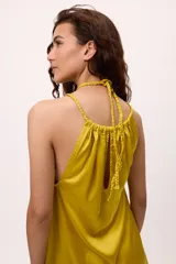 Minivestido negro de satén con escote halter y espalda descubierta.