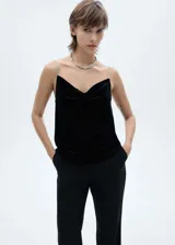 Top negro de terciopelo con escote drapeado y tirantes finos de strass.