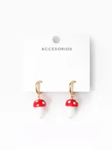 Par de aros colgantes con forma de hongo rojo con lunares blancos, con aro dorado.