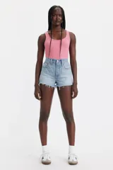 Short de jean celeste con cintura alta, calce ajustado y terminación desflecada.