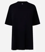 Remera blanca de algodón, corte oversized, con cuello redondo y manga corta.