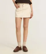 Short pollera corto femenino de sarga color rosa pálido, con cintura con trabillas, bolsillos y cierre delantero tradicional.