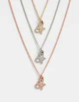 Set de tres collares de diferentes largos, con cadenas dorada, plateada y cobre. Cada collar tiene un dije de mariposa con strass.