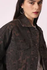 Campera de jean con estampado animal print en tonos marrones y negros.