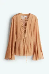 Blusa de gasa color ocre con estampado de piel de serpiente, escote en V pronunciado con tiras diagonales y mangas extralargas acampanadas.