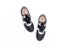 Zapatillas Magnolia plateadas con detalles en blanco y suela marrón.