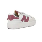 Championes New Balance modelo CT302, color blanco con detalles en borgoña.