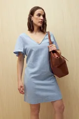 Vestido corto color beige, de corte recto y manga corta con volados.