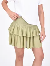 Minifalda verde oliva con cintura smock (fruncida elástica) y dos volados superpuestos.