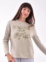 Remera blanca de manga larga con cuello redondo y estampado frontal con la frase "All my love darling" en color celeste.