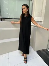Vestido midi negro de morley y viscosa, sin mangas y corte recto.