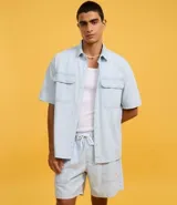 Bermuda regular de jeans celeste con cintura elástica, cordón ajustable y estampado de rayas finas.